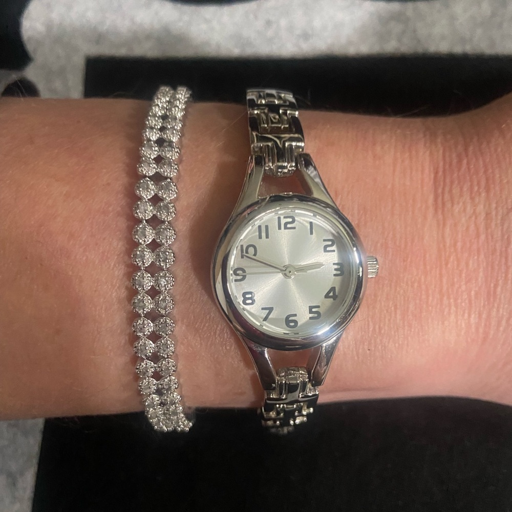 WOMENS SILVER TONE ROUND WATCH